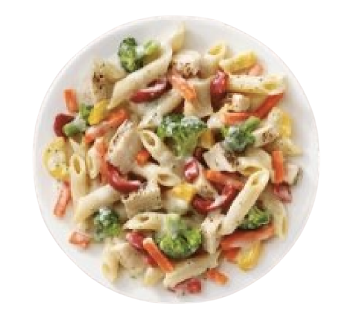 Plato de pasta con salsa y vegetales