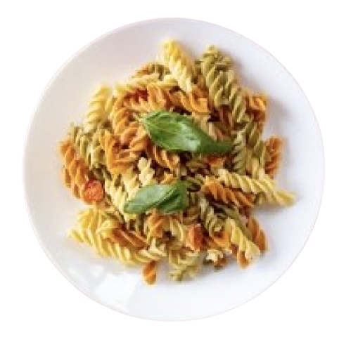 Plato de pasta con salsa y vegetales