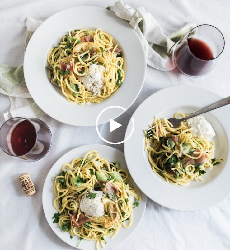 mesa con platos de pasta